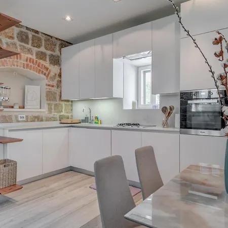 Apartment Funky Donkey Split