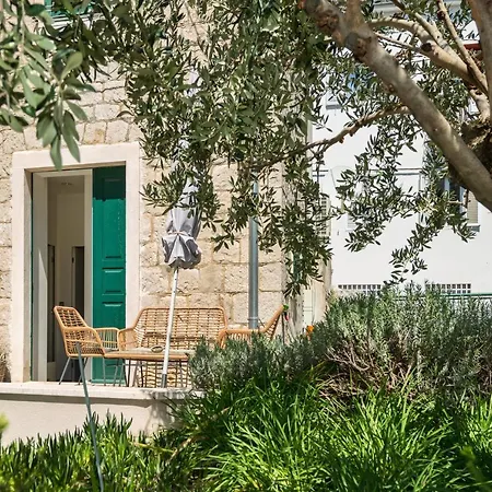 Funky Donkey Apartment Split