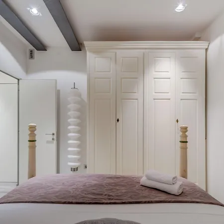 Apartment Funky Donkey Split